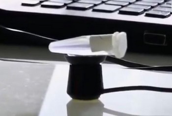 Le capteur utilisé pour enregistrer les signaux électromagnétiques des échantillons. Cliquer sur l'image pour voir un court extrait du film On a retrouvé la mémoire de l'eau.