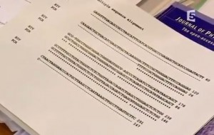 Sur le bureau du Pr. Montagnier à Paris, l'analyse génétique du fragment d’ADN identifié par le laboratoire italien