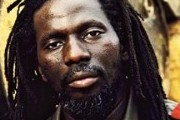 Tiken Jah Fakoly : l’artiste qui construit des écoles